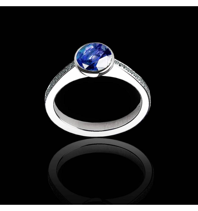 Bague de fiançailles saphir bleu rond pavage diamant or blanc Moon