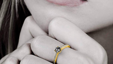 Bague solitaire diamant noir or jaune